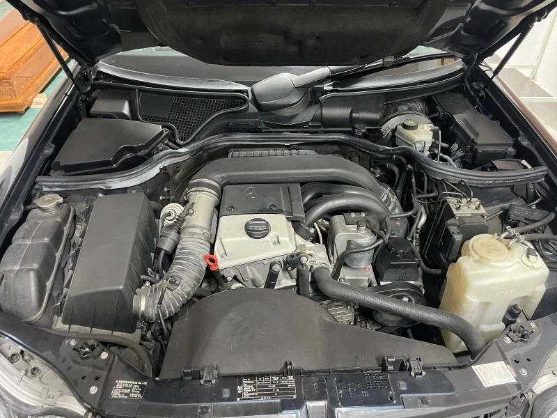 Mercedes-Benz E 220  95 коня КАТАФАЛКА 42526 км като нова КЛИМАТИК, снимка 13 - Автомобили и джипове - 50279980