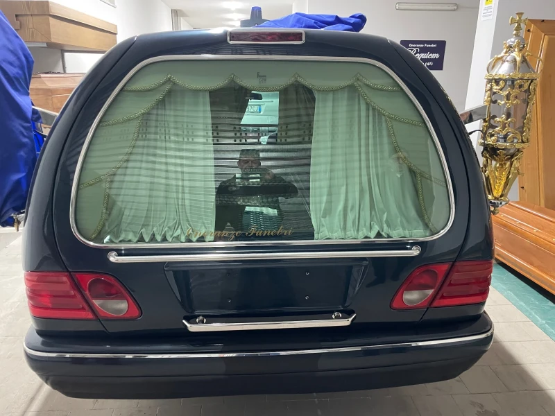 Mercedes-Benz E 220  95 коня КАТАФАЛКА 42526 км като нова КЛИМАТИК, снимка 7 - Автомобили и джипове - 50279980