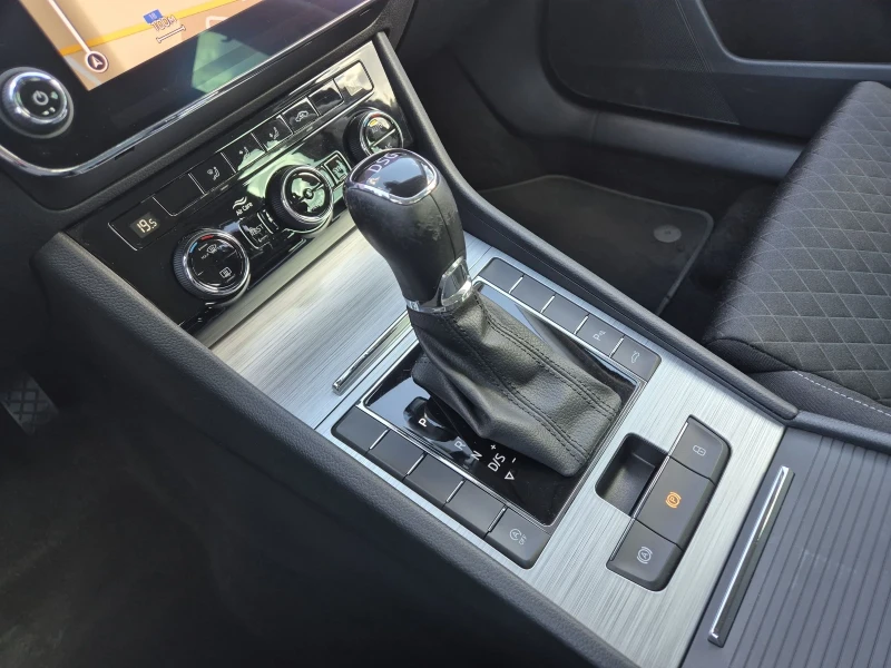 Skoda Superb 2.0-TDI/150кс/ДИСТРОНИК/DSG, снимка 10 - Автомобили и джипове - 50298392