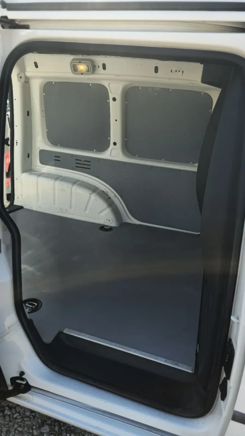 VW Caddy 2.0 Tdi bmt 102 к.с., снимка 9 - Автомобили и джипове - 52254498