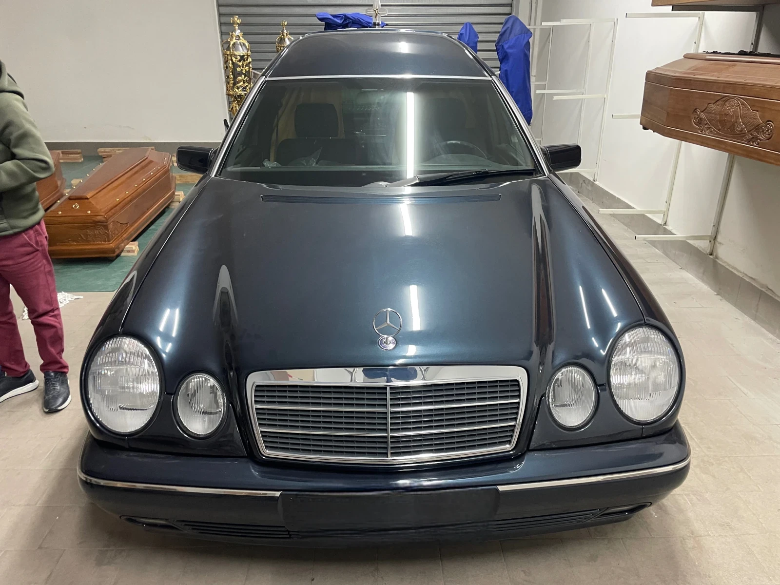 Mercedes-Benz E 220  95 коня КАТАФАЛКА 42526 км като нова КЛИМАТИК, снимка 1