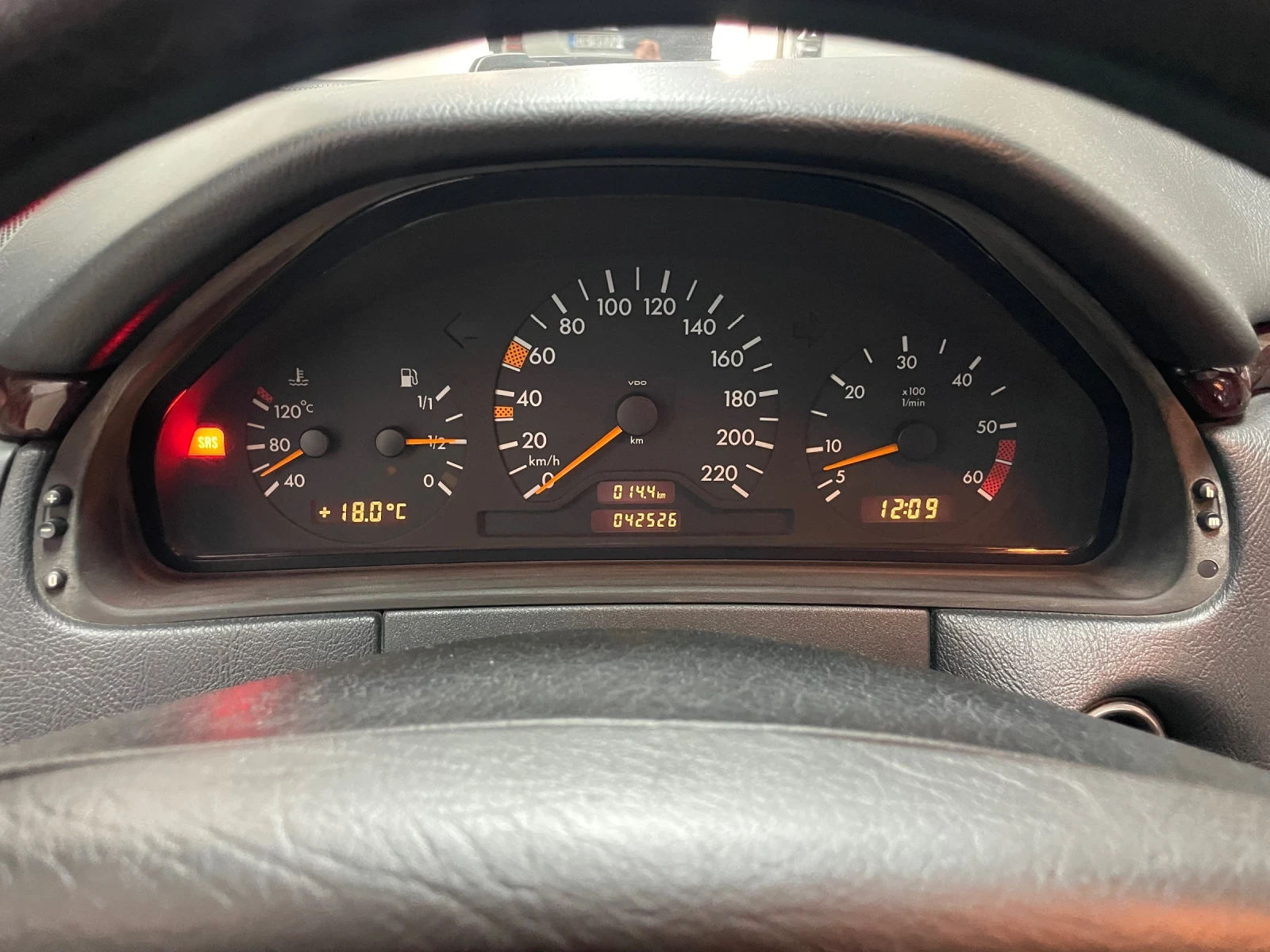 Mercedes-Benz E 220  95 коня КАТАФАЛКА 42526 км като нова КЛИМАТИК | Mobile.bg — изображение 14
