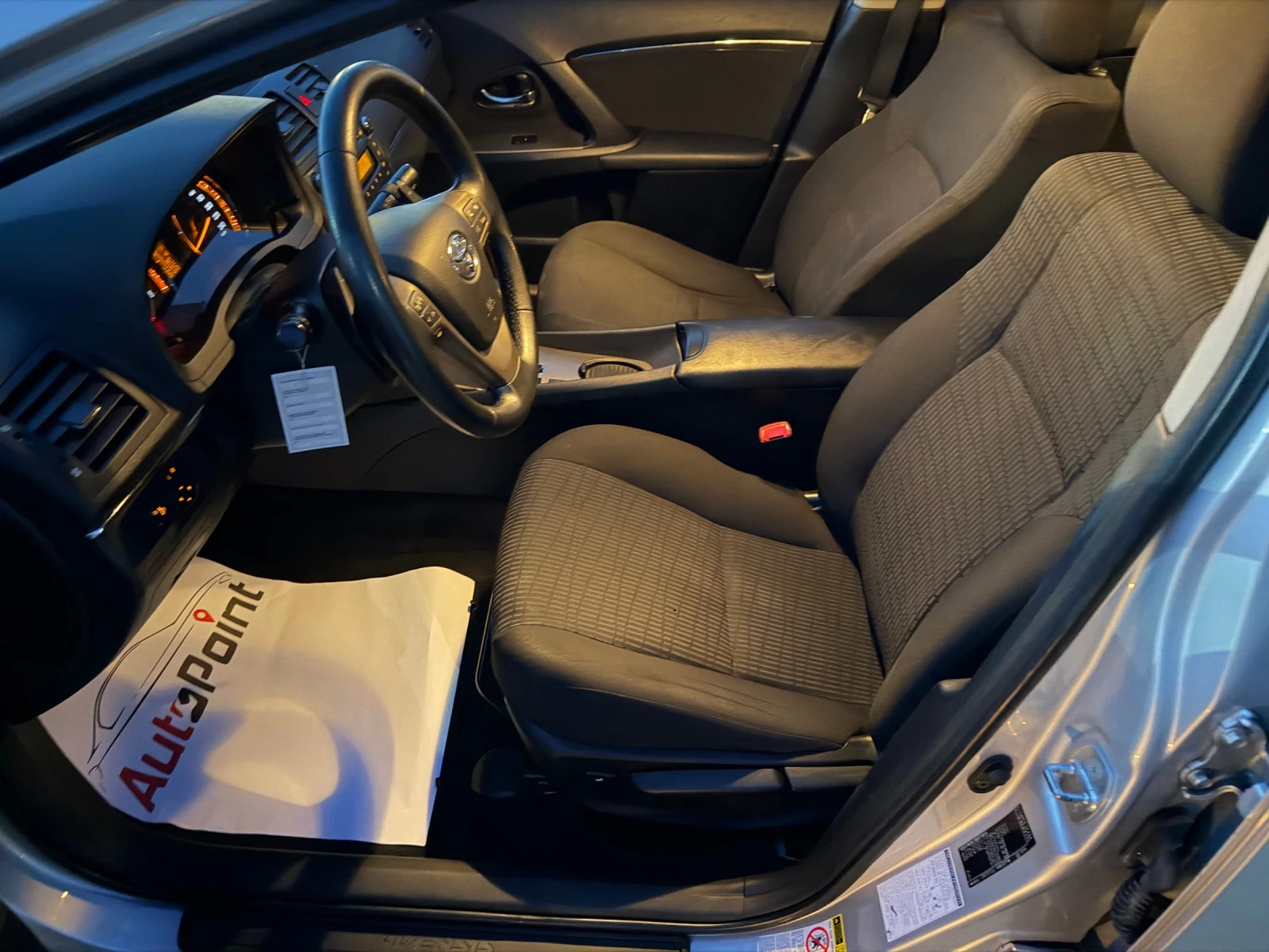 Toyota Avensis Автоматик - изображение 7