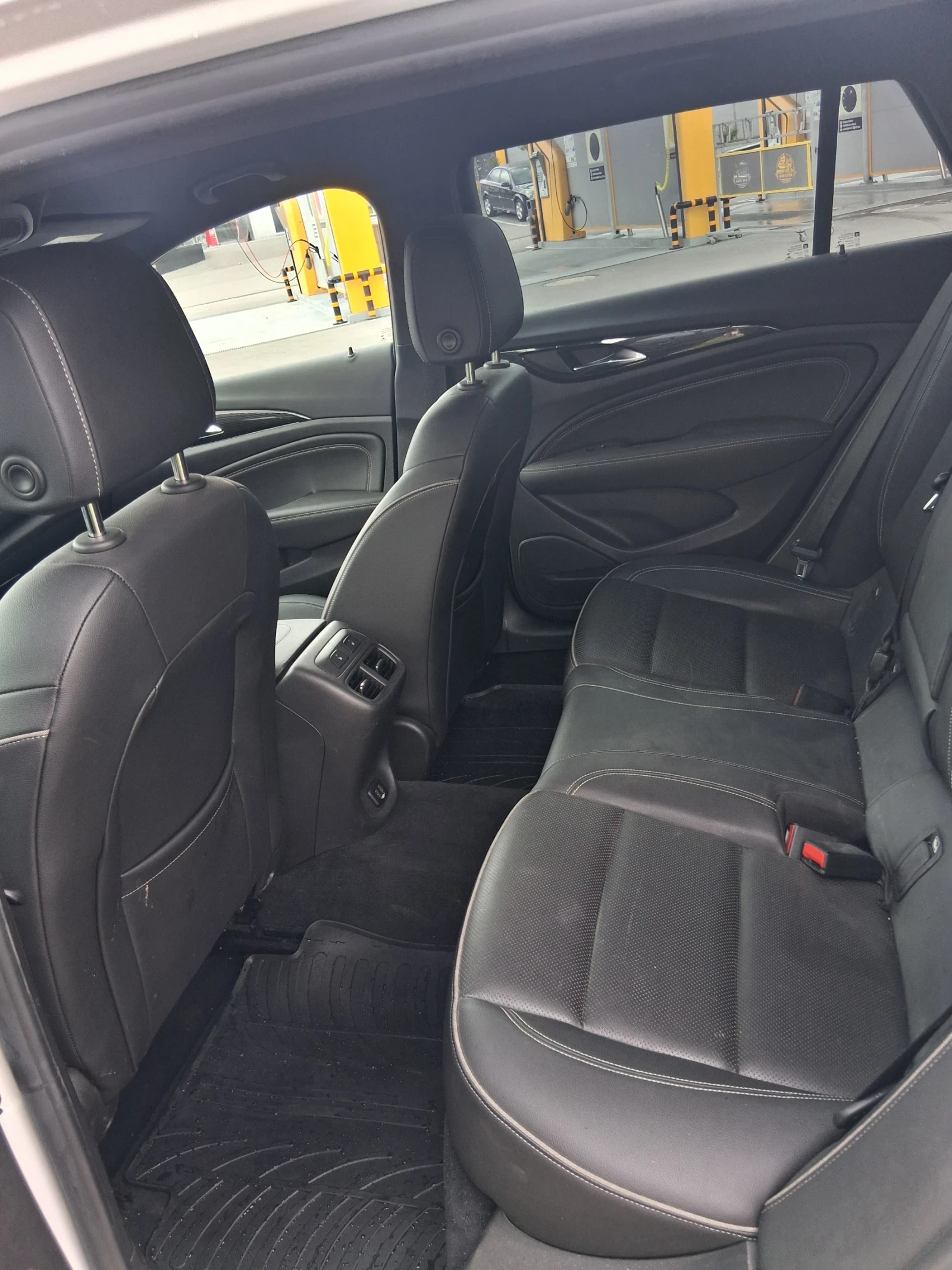 Opel Insignia 2.0 Sports Tourer 170кс, снимка 7 - Автомобили и джипове - 54555682