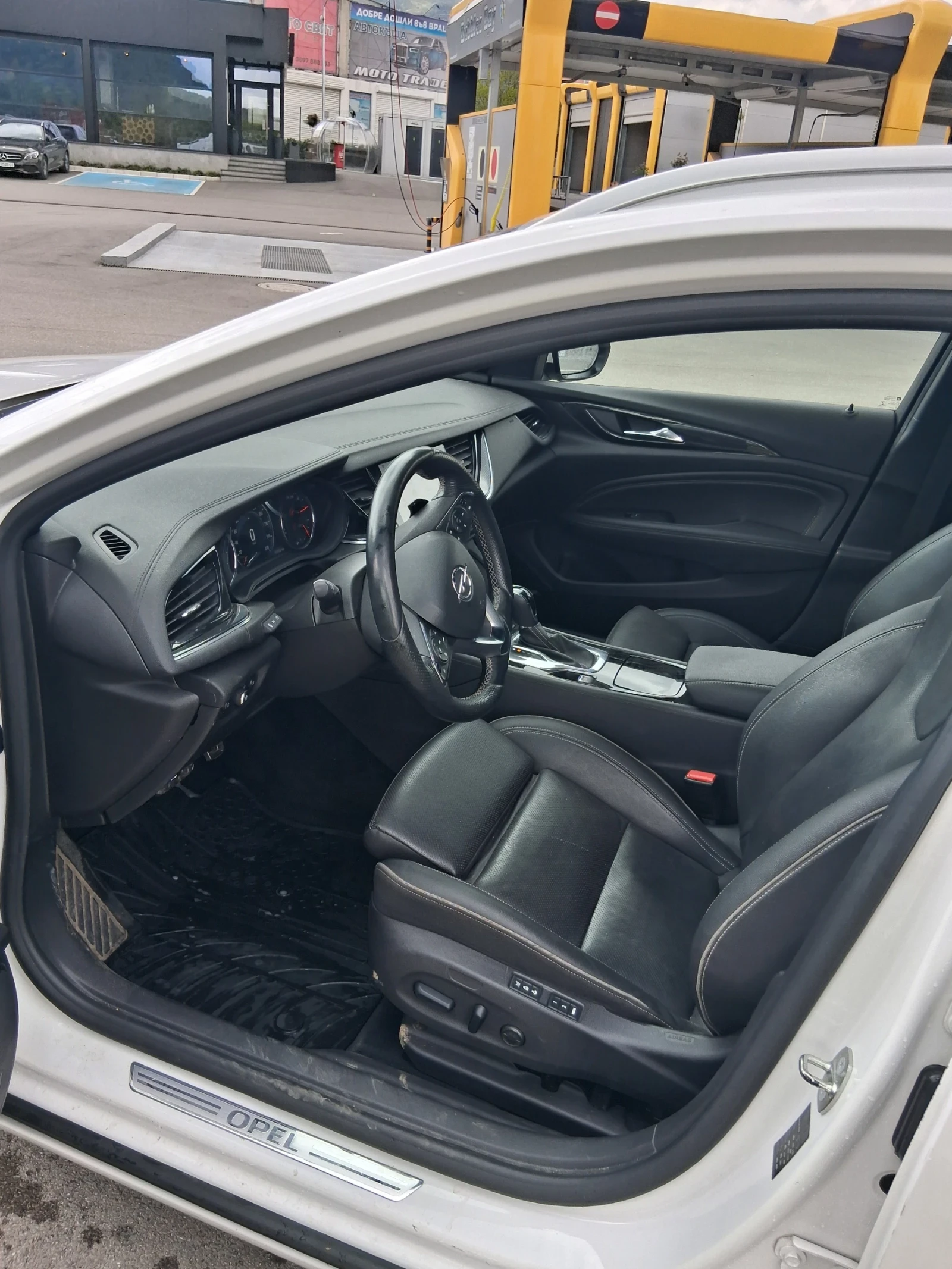 Opel Insignia 2.0 Sports Tourer 170кс, снимка 2 - Автомобили и джипове - 54555682