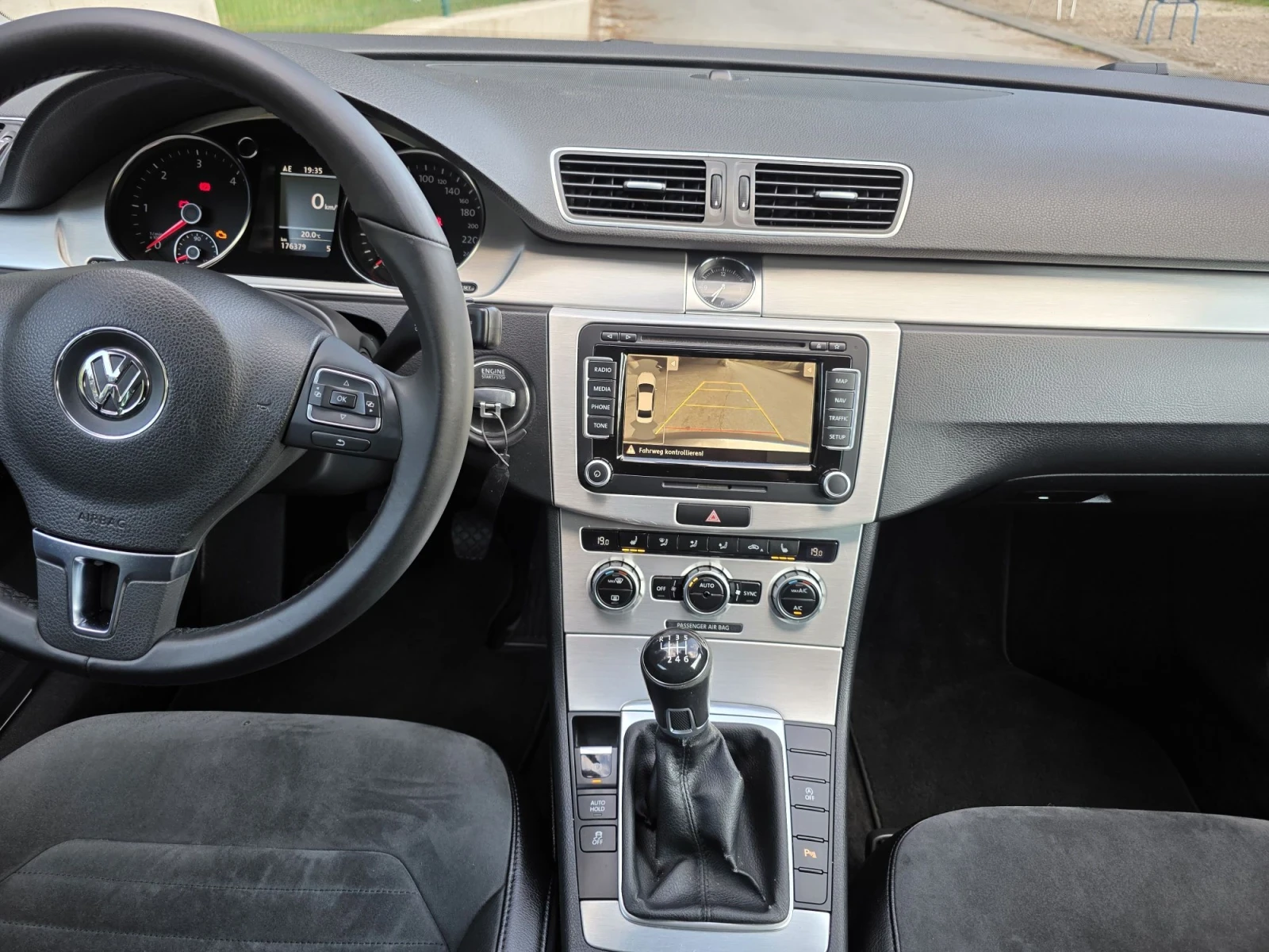 VW Passat 2.0 TDI Highline, снимка 11 - Автомобили и джипове - 55597786