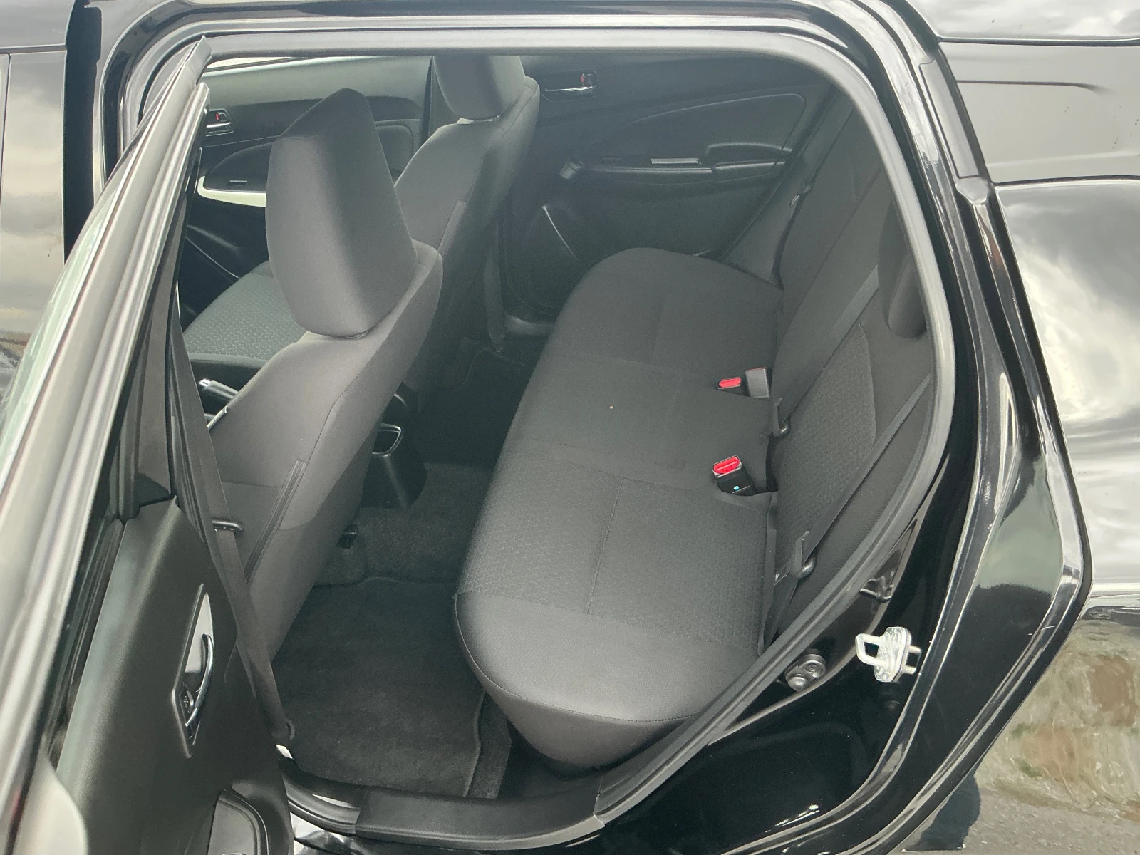 Suzuki Swift 1.2 HYBRID, снимка 15 - Автомобили и джипове - 56615099