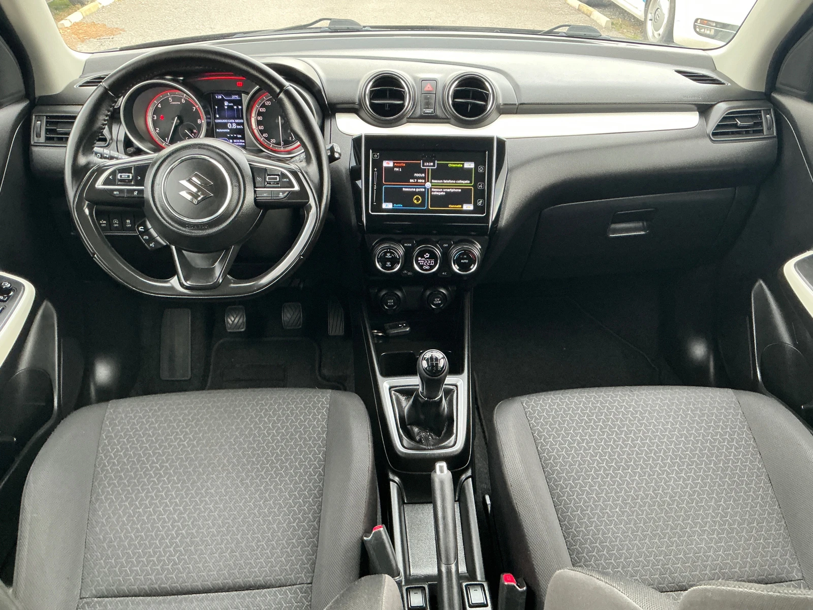 Suzuki Swift 1.2 HYBRID, снимка 12 - Автомобили и джипове - 56615099