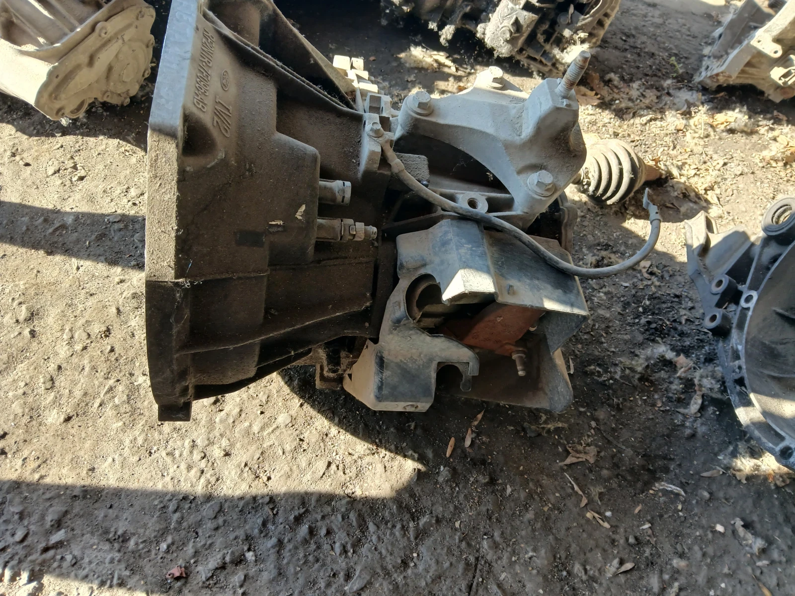 RF2N1R-7F096-AB скорости ръчни Ford Fiesta , снимка 2 - Части - 55228005