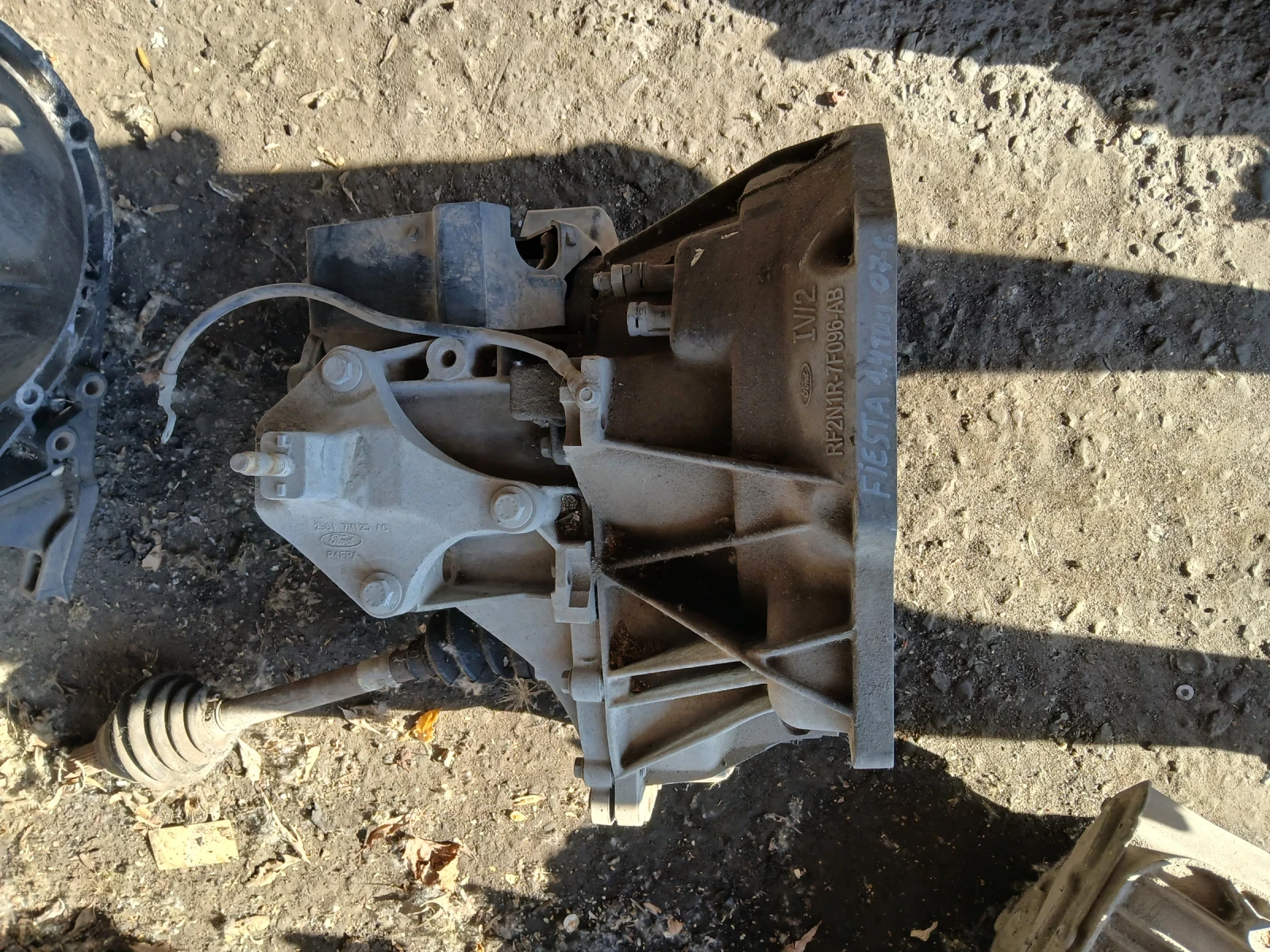 RF2N1R-7F096-AB скорости ръчни Ford Fiesta , снимка 4 - Части - 55228005