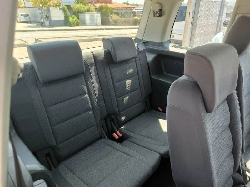 VW Touran 2.0TD, снимка 12 - Автомобили и джипове - 51495402
