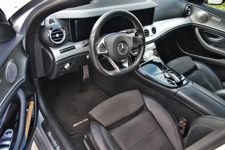 Mercedes-Benz E 220 AMG Line, снимка 3 - Автомобили и джипове - 56529074