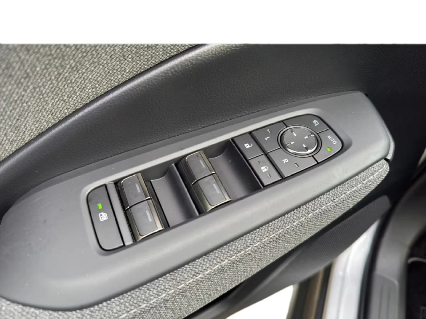 Lexus LBX НОВ!/HEV/136HP/BASIS/FWD/CAM/LED/NAVI/CPLAY/285q, снимка 12 - Автомобили и джипове - 54508492
