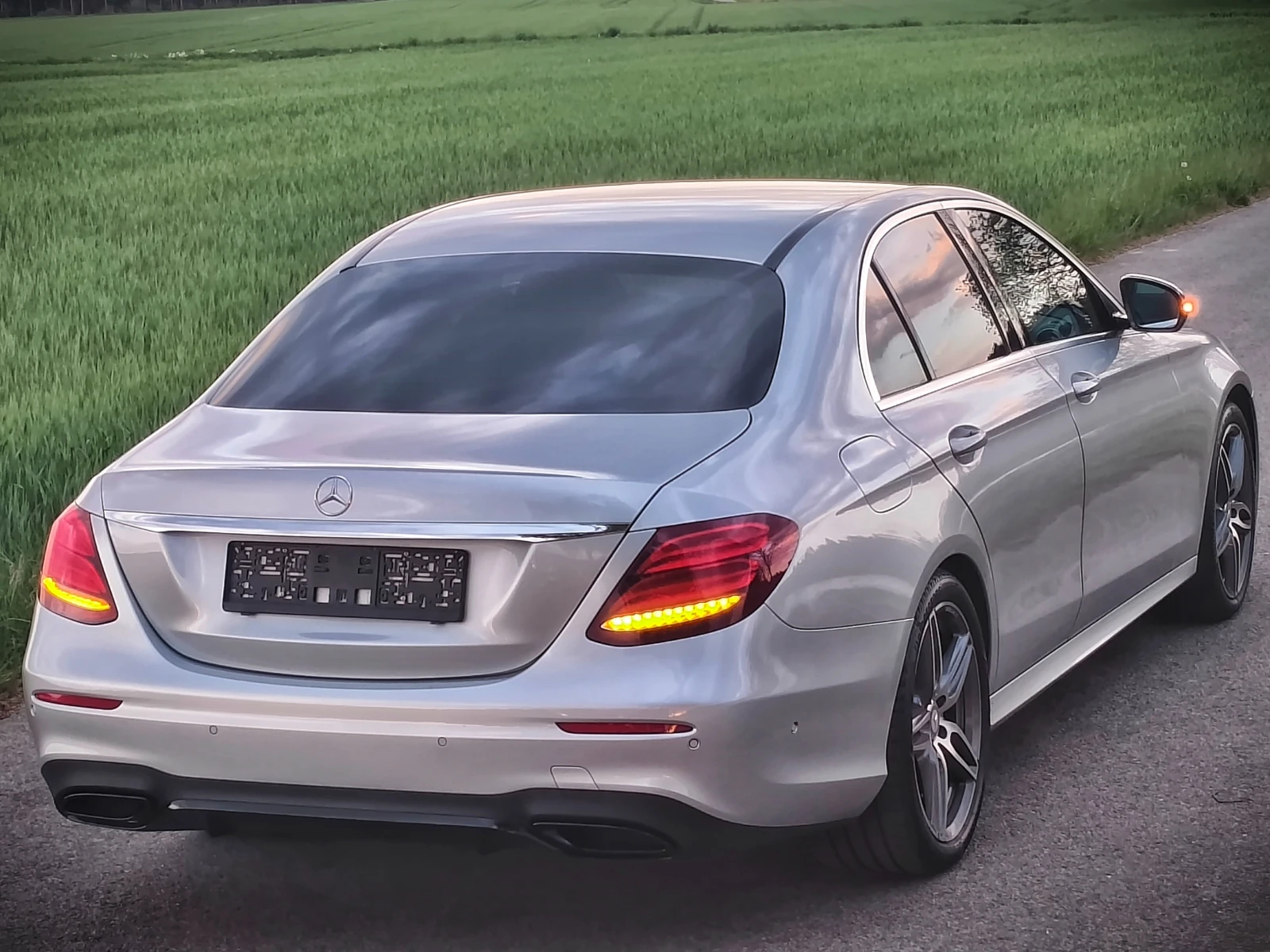 Mercedes-Benz E 220 AMG Line, снимка 9 - Автомобили и джипове - 56529074