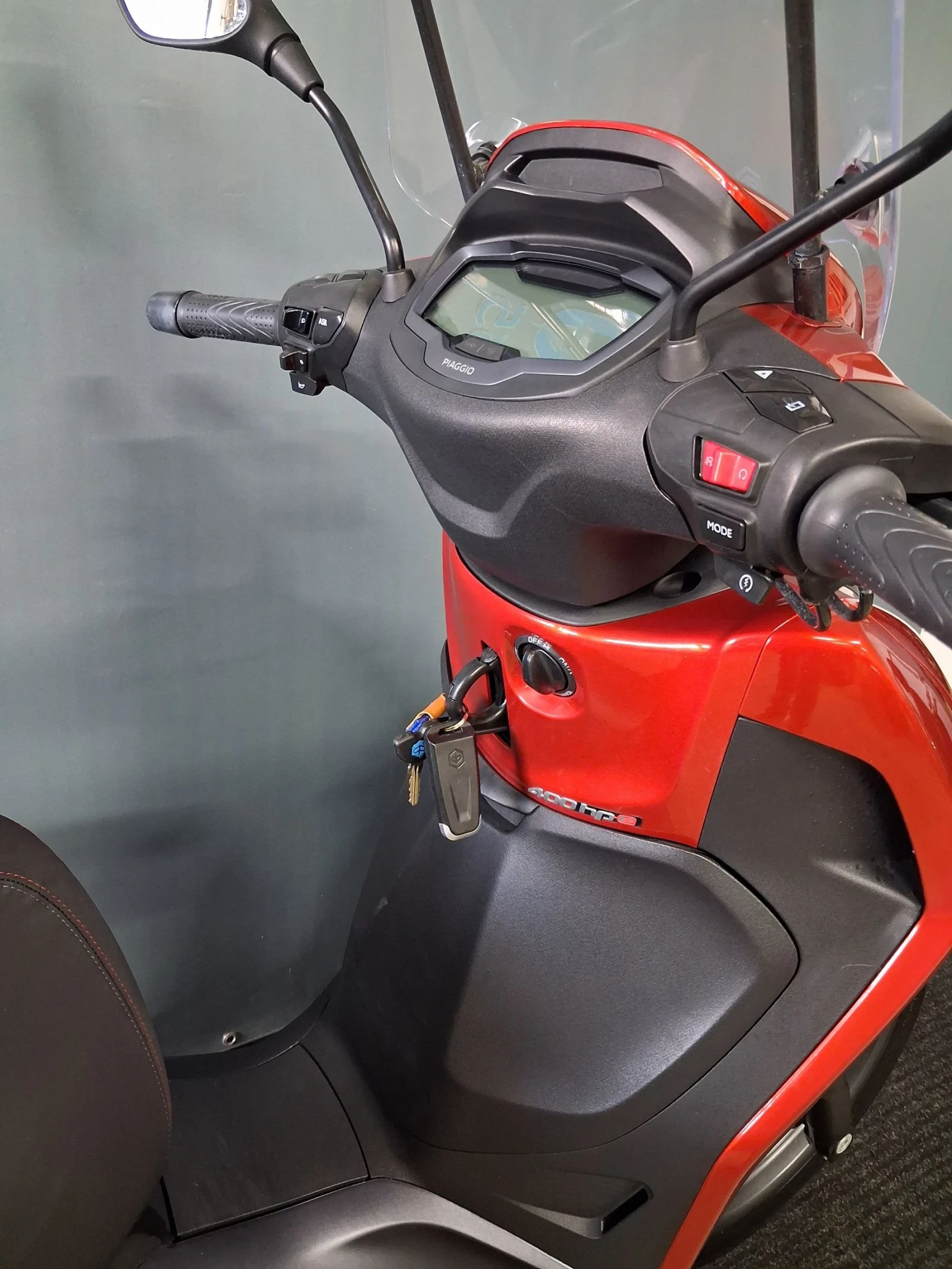 Piaggio Beverly 400hpe ASR / ABS / FULL LED / Keyless, снимка 11 - Мотоциклети и мототехника - 54296759