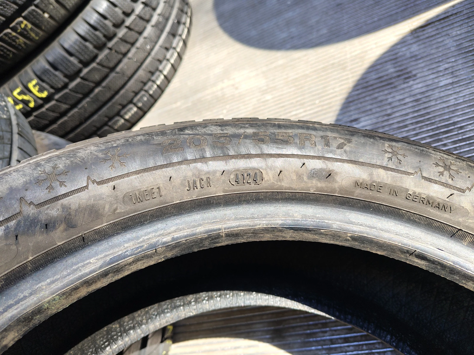 Гуми Зимни 205/55R17, снимка 7 - Гуми и джанти - 55841653
