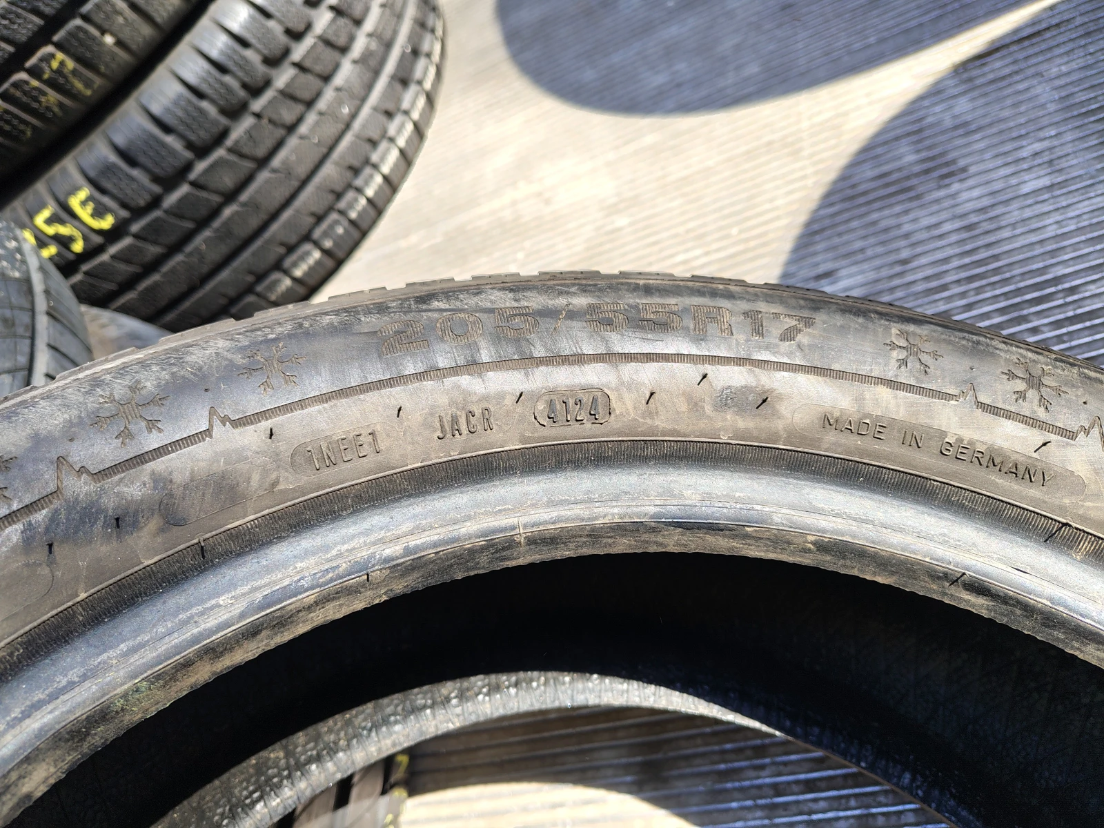 Гуми Зимни 205/55R17, снимка 6 - Гуми и джанти - 55841653