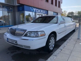 Lincoln Town car Limousine 