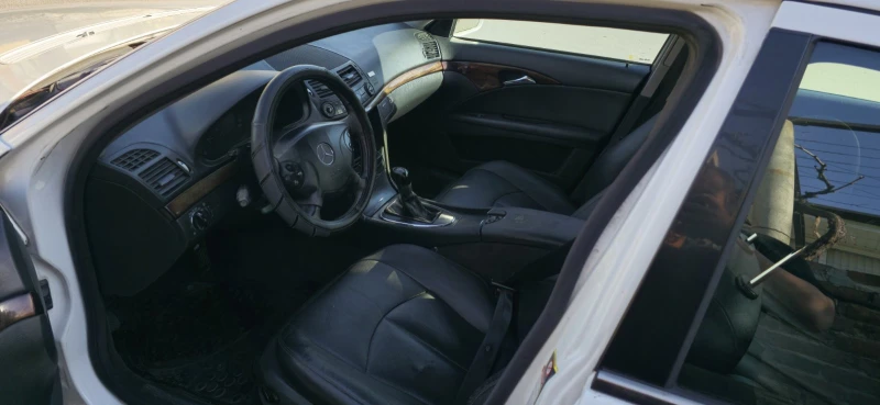 Mercedes-Benz E 200, снимка 4 - Автомобили и джипове - 52960398