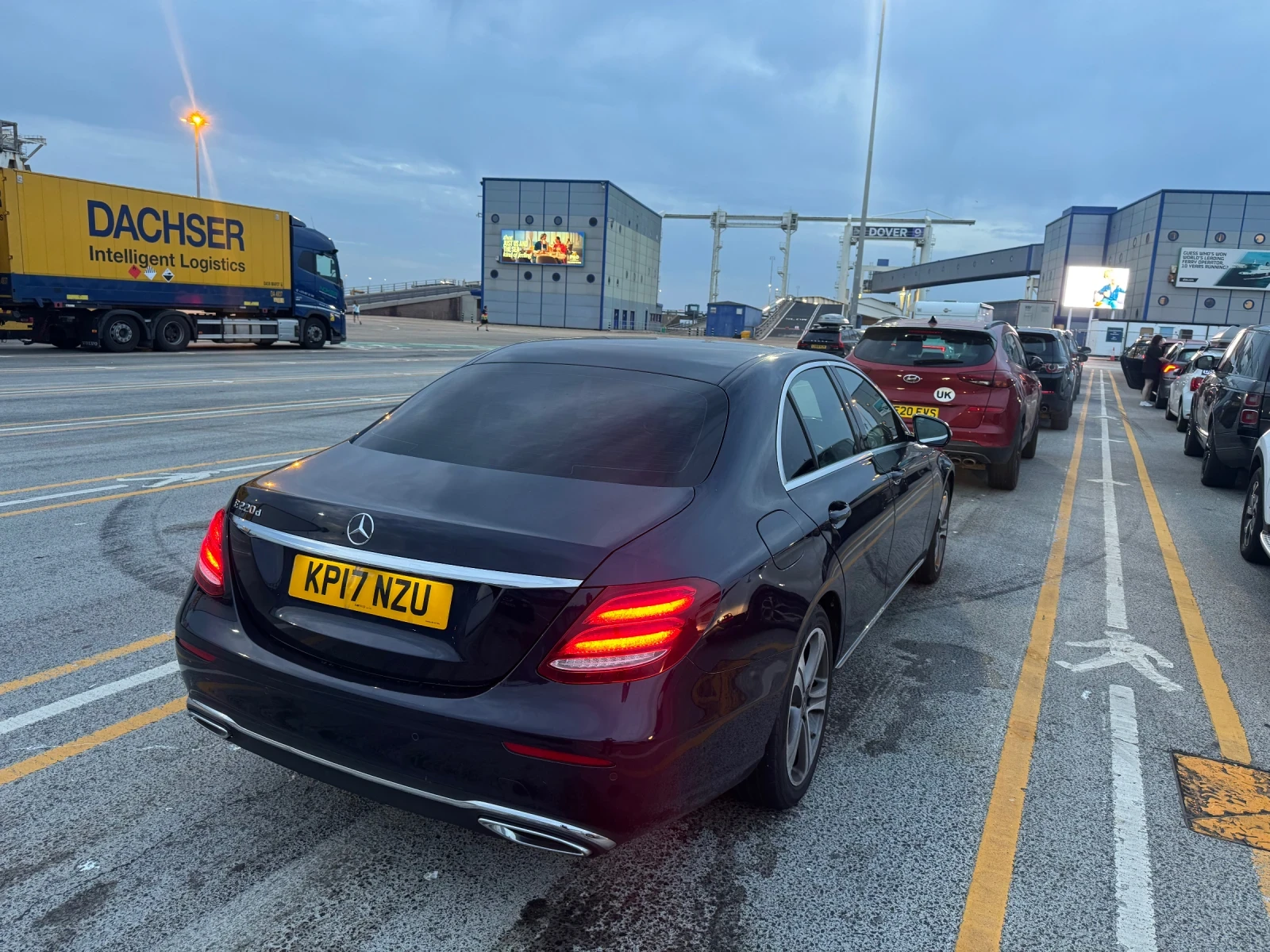 Mercedes-Benz E 220 9G 2017 НЕ ДЪЛЖИ МИТО, снимка 16 - Автомобили и джипове - 54760396