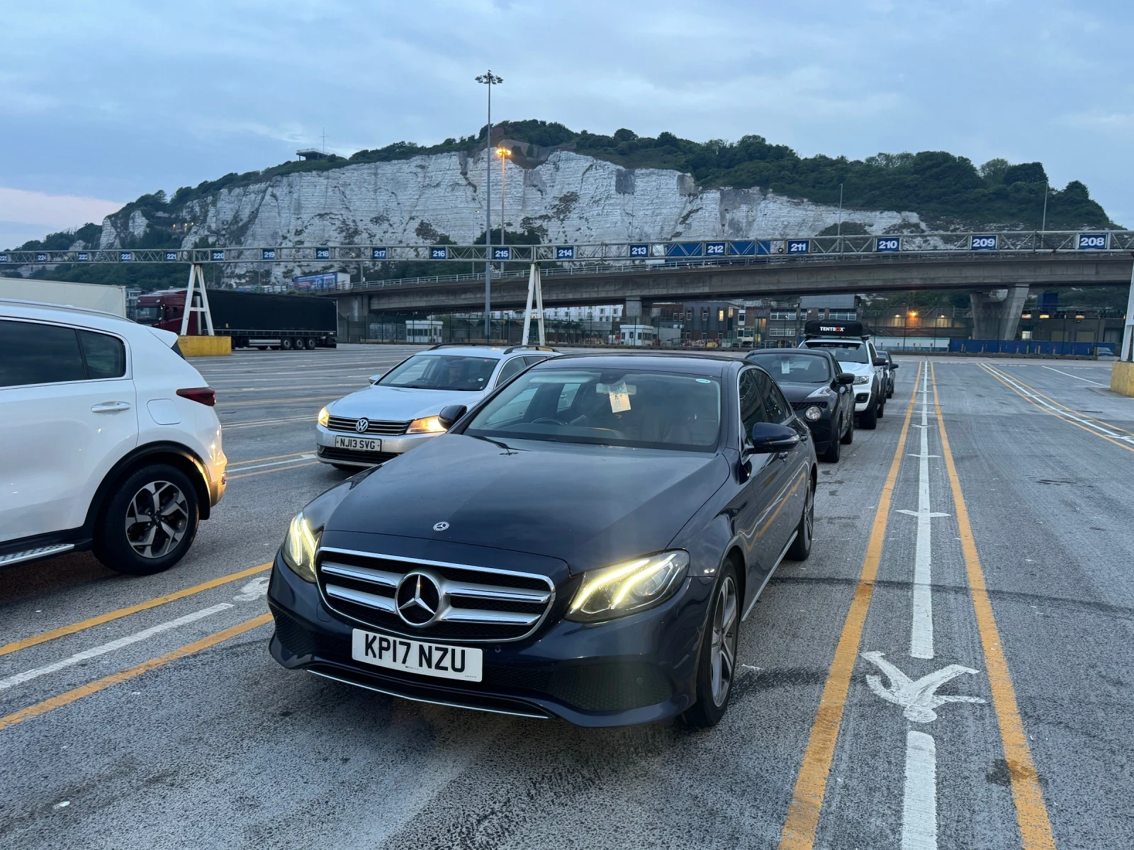 Mercedes-Benz E 220 9G 2017 НЕ ДЪЛЖИ МИТО, снимка 15 - Автомобили и джипове - 54760396