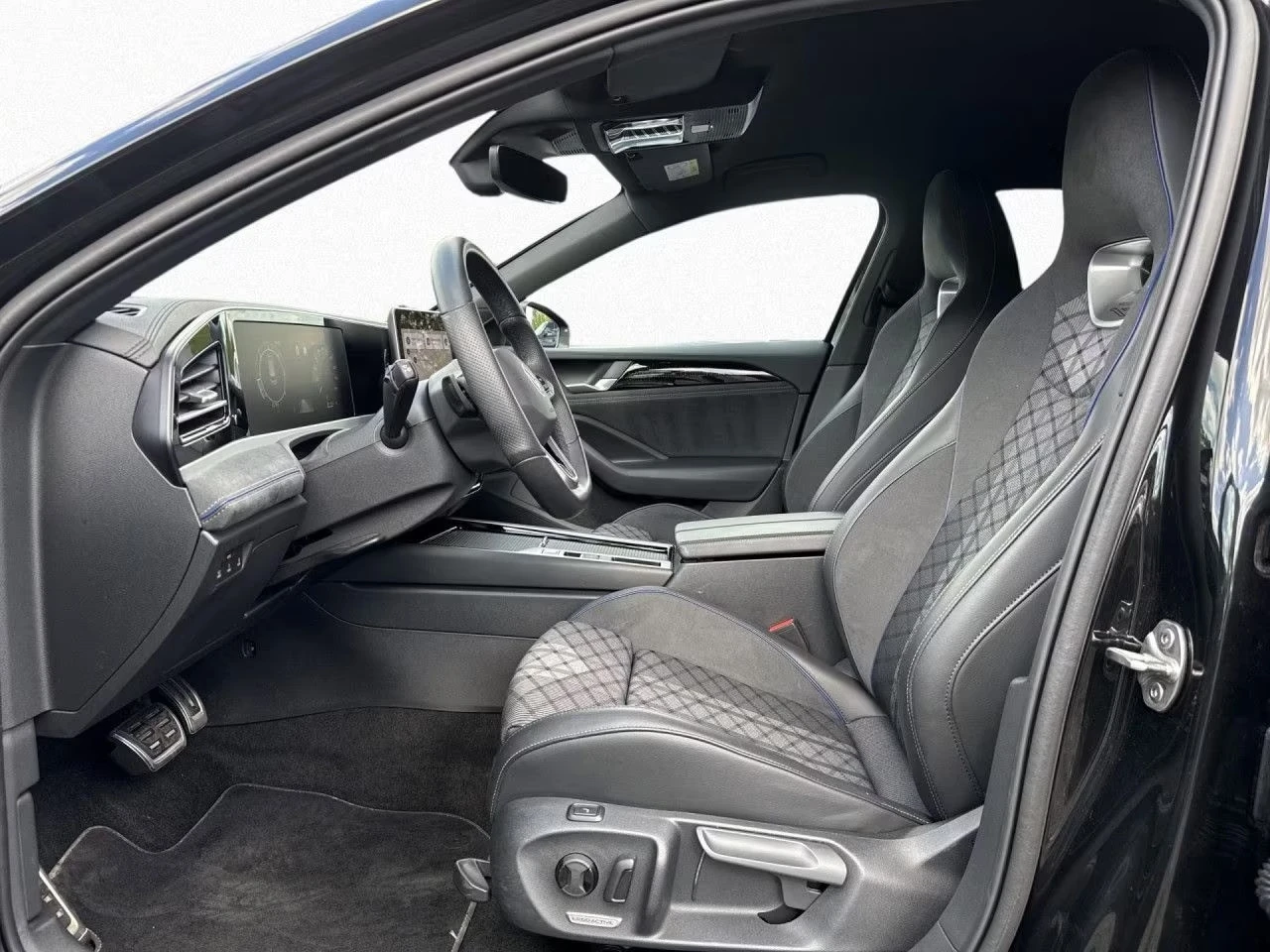 VW Passat 2.0 TDI R-LINE VARIANT MATRIX CAMERA ACC , снимка 9 - Автомобили и джипове - 55135458