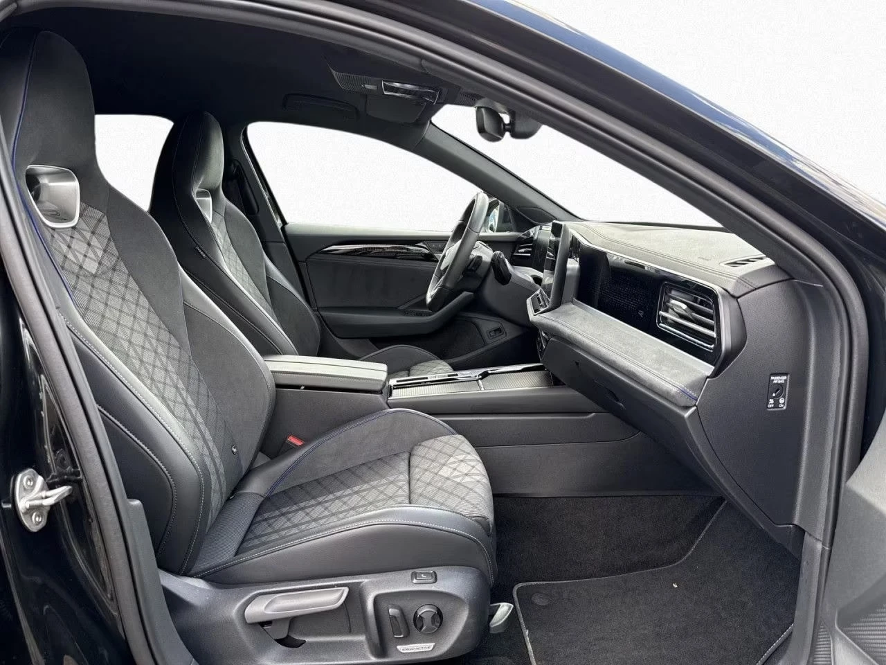 VW Passat 2.0 TDI R-LINE VARIANT MATRIX CAMERA ACC , снимка 10 - Автомобили и джипове - 55135458