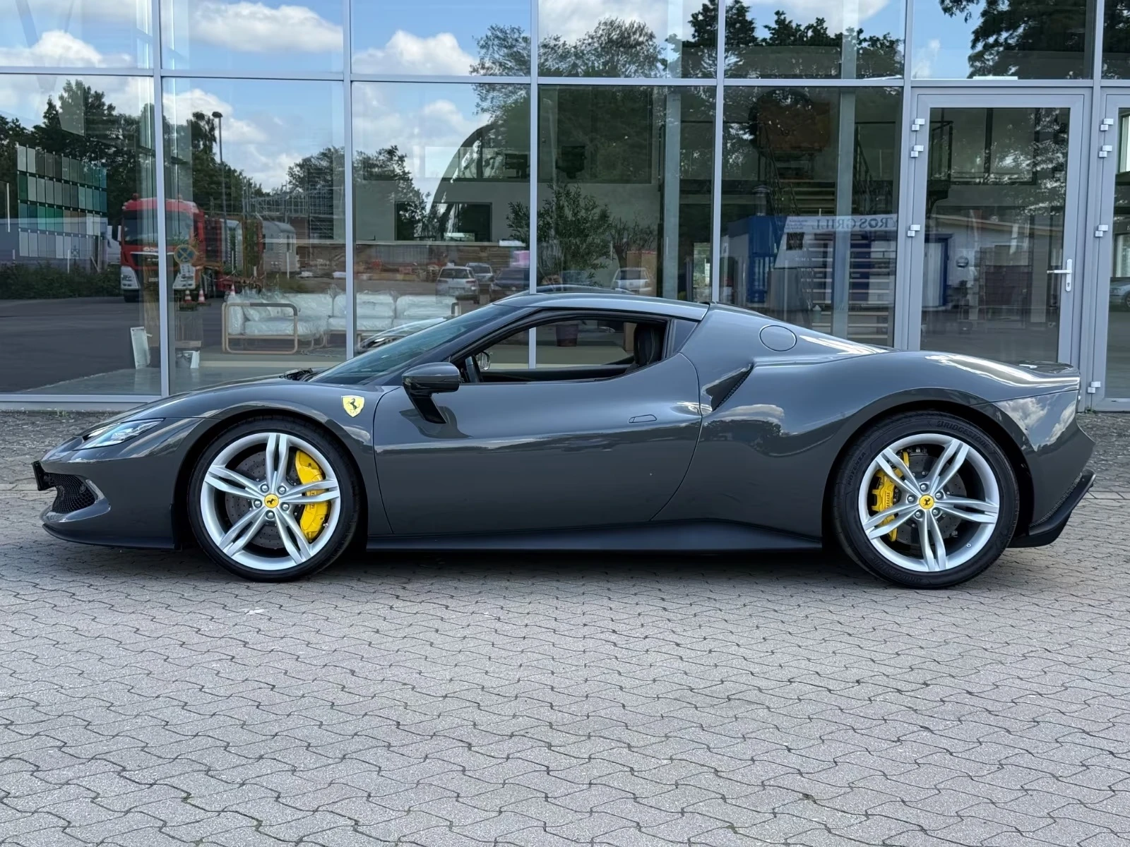 Ferrari 296GTB CERAMIC/ CARBON/ LIFT/ JBL/ CAMERA/, снимка 2 - Автомобили и джипове - 55412726