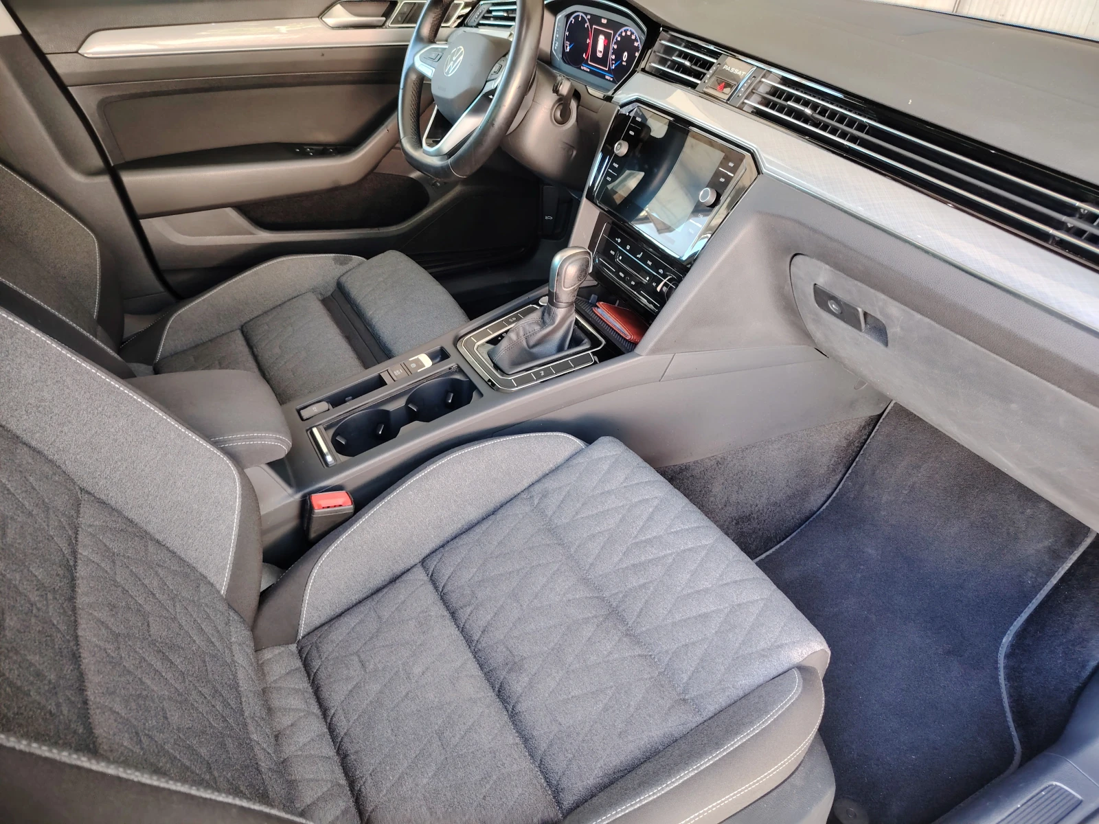 VW Passat 2023гDSG-DIGITAL-2.0TDi-150кс-FACE-ПЕРФЕКТЕН!, снимка 13 - Автомобили и джипове - 55808597