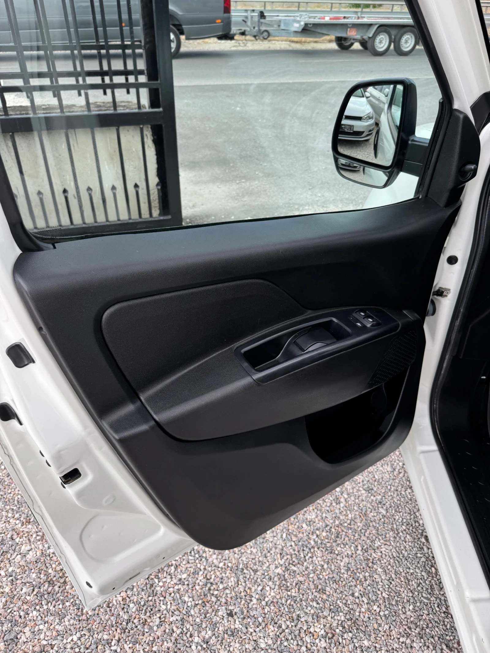 Fiat Doblo 1.3 дизел КАТО НОВО, снимка 10 - Автомобили и джипове - 55806325