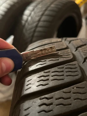 Гуми Зимни 255/40R18, снимка 6 - Гуми и джанти - 48193364