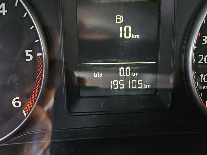 VW Touran 1.6 TDI...DSG ..7 Местен, снимка 16 - Автомобили и джипове - 53565898