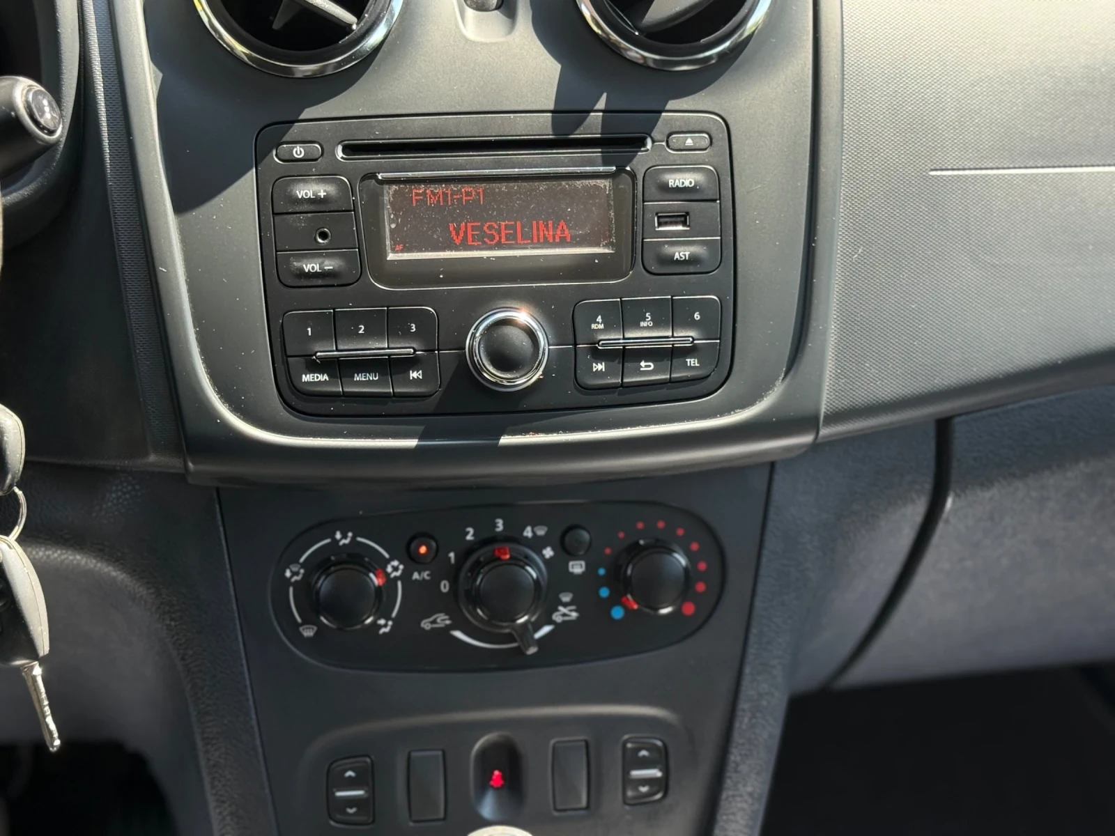 Dacia Sandero 1.2i * Климатик* Euro 6*  - изображение 9