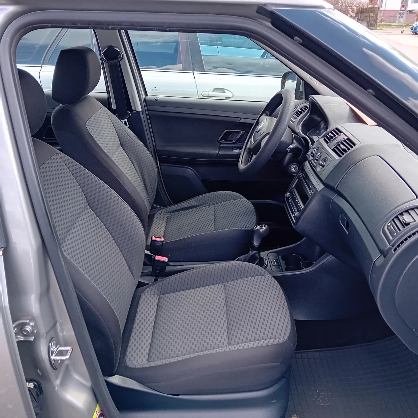 Skoda Fabia 1.6TDI facelift , снимка 7 - Автомобили и джипове - 54237190