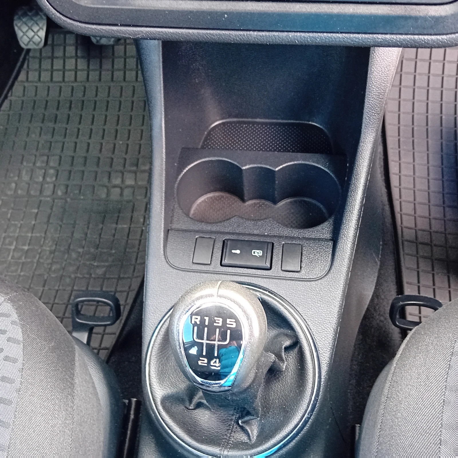 Skoda Fabia 1.6TDI facelift , снимка 11 - Автомобили и джипове - 54237190