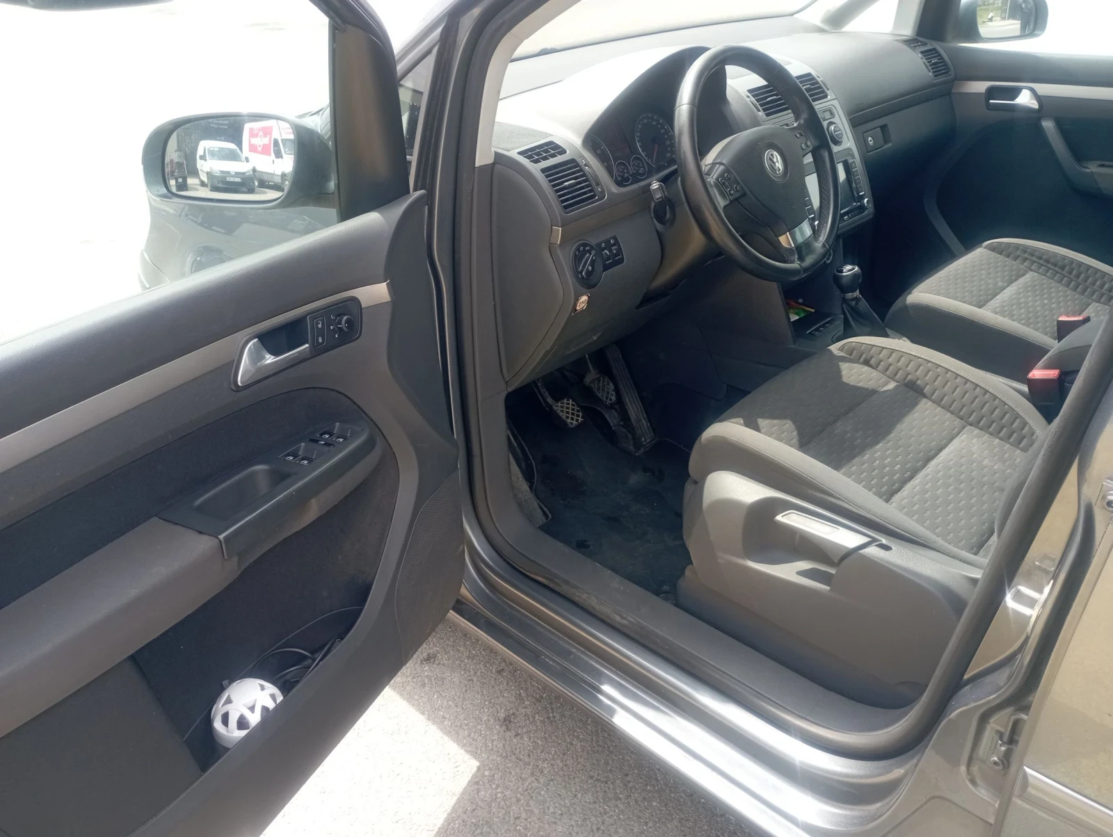 VW Touran 1.6, 102p.s., снимка 6 - Автомобили и джипове - 54247354