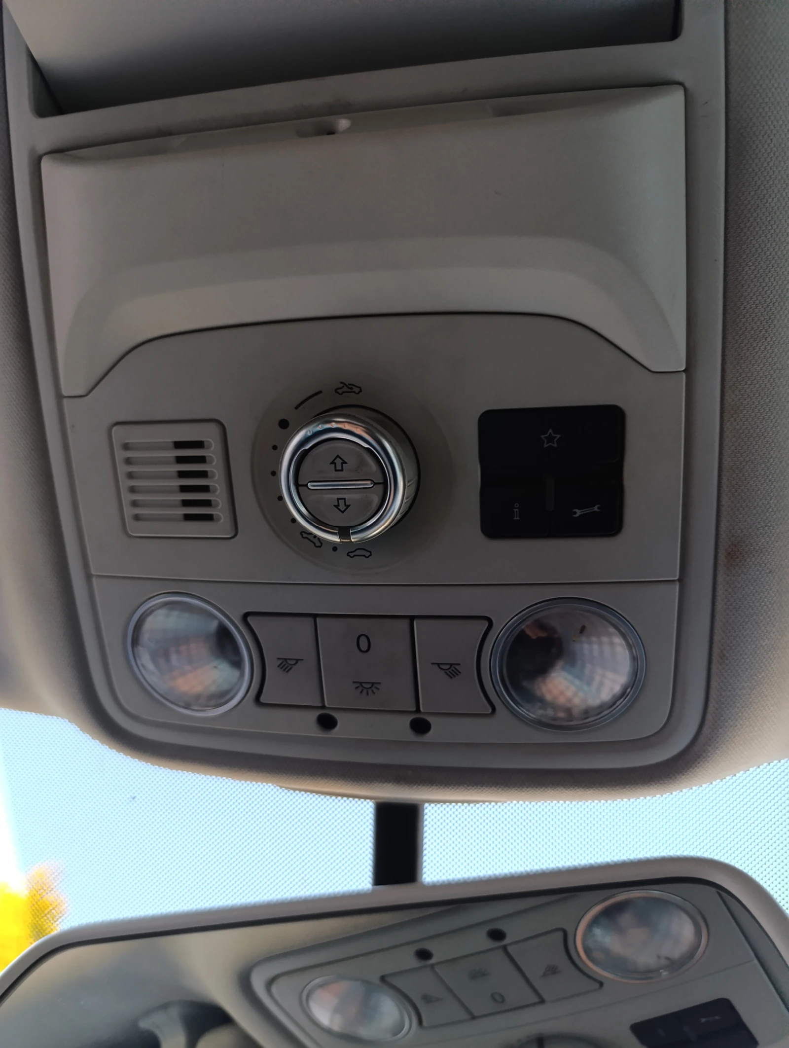VW Touran Cross, снимка 15 - Автомобили и джипове - 54728828