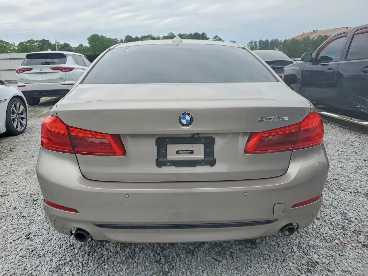 BMW 530E Plug-in Hybrid | PANO | ПОДГРЕВ | БЯЛА КОЖА | CAM , снимка 5 - Автомобили и джипове - 54732885