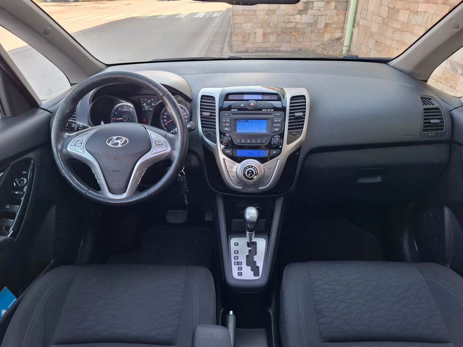 Hyundai Ix20 1.6i 125ps AUTOMAT / PANORAMA , снимка 12 - Автомобили и джипове - 54766606