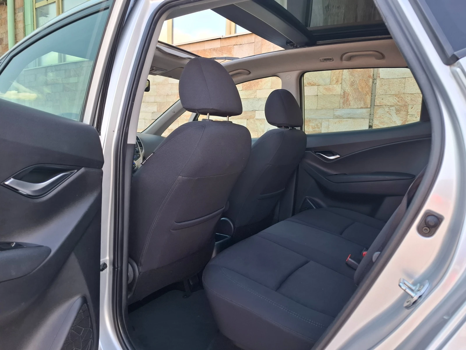 Hyundai Ix20 1.6i 125ps AUTOMAT / PANORAMA , снимка 9 - Автомобили и джипове - 54766606