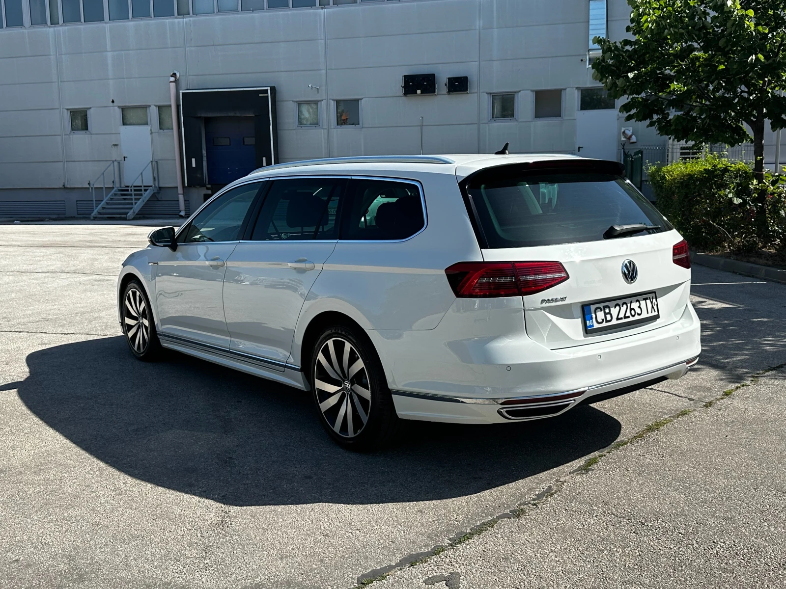VW Passat 2.0d 239 к.с./R line/ГАРАНЦИЯ, снимка 3 - Автомобили и джипове - 55089318