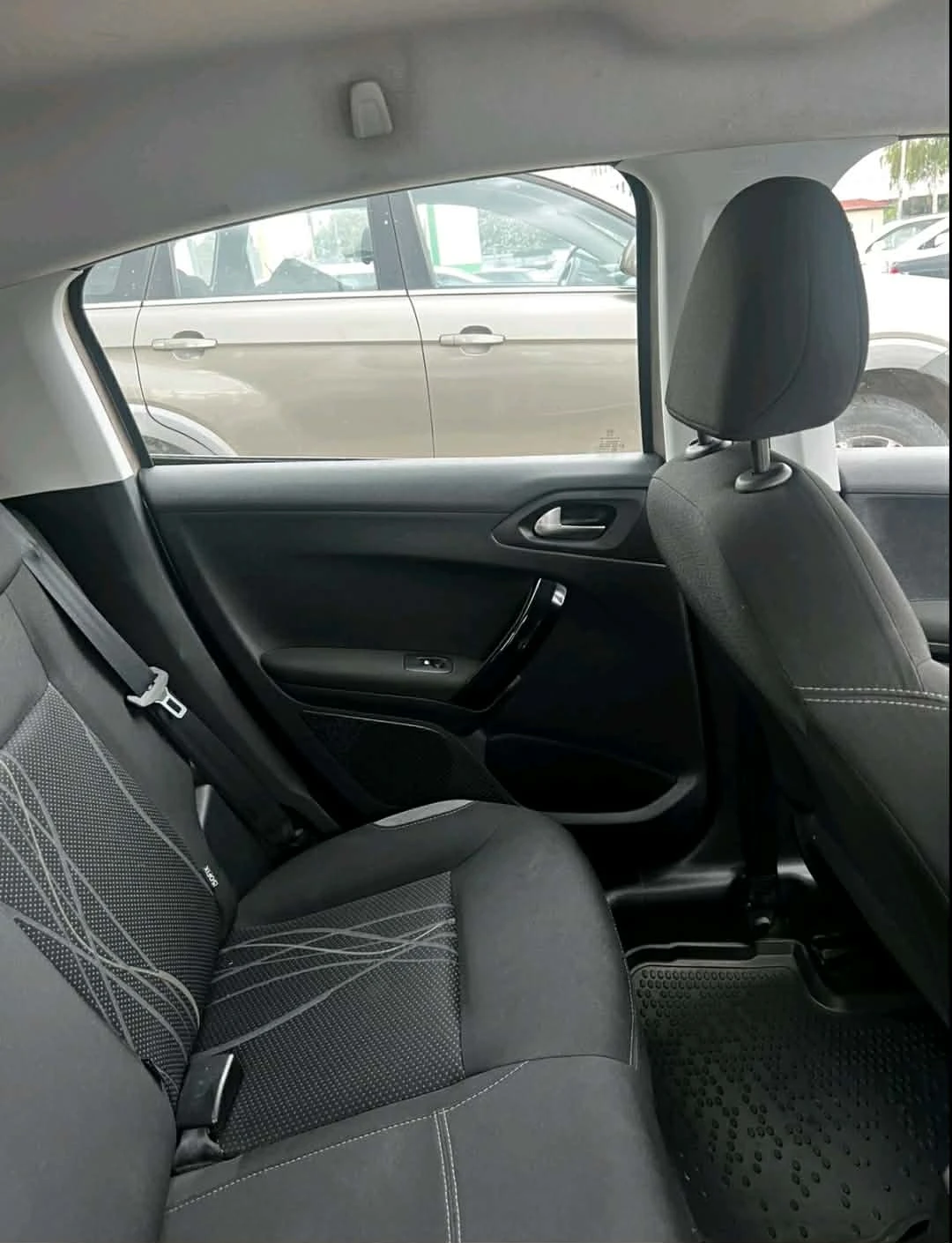 Peugeot 208, снимка 7 - Автомобили и джипове - 55093636