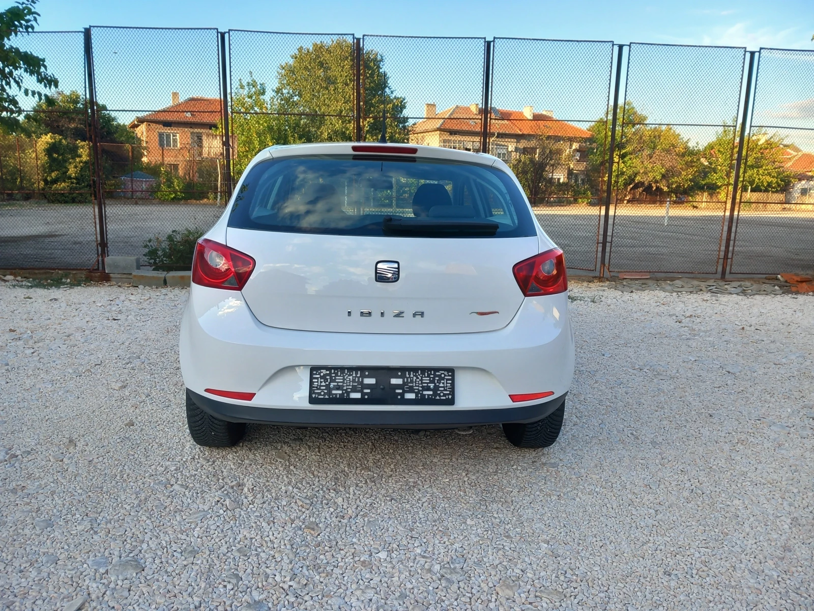 Seat Ibiza 1.6TDI 90кс климатик, снимка 4 - Автомобили и джипове - 56260540