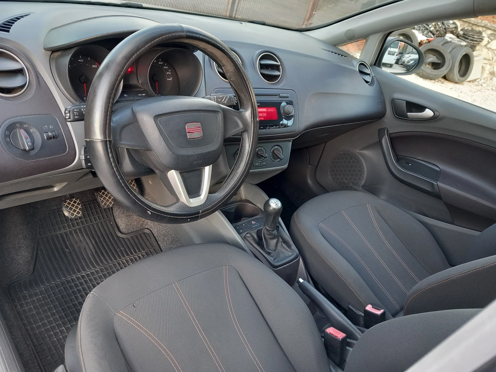 Seat Ibiza 1.6TDI 90кс климатик, снимка 10 - Автомобили и джипове - 56260540