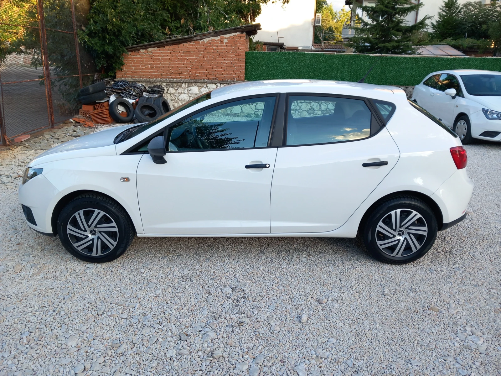 Seat Ibiza 1.6TDI 90кс климатик, снимка 2 - Автомобили и джипове - 56260540