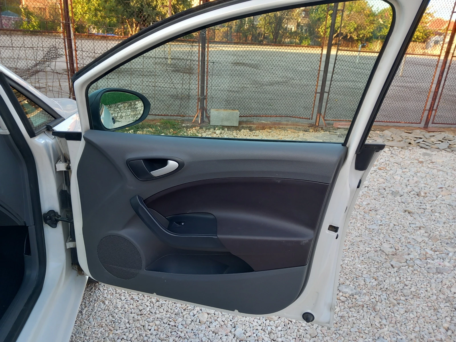 Seat Ibiza 1.6TDI 90кс климатик, снимка 16 - Автомобили и джипове - 56260540