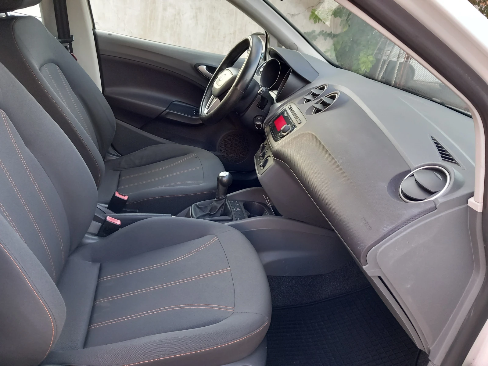 Seat Ibiza 1.6TDI 90кс климатик, снимка 11 - Автомобили и джипове - 56260540