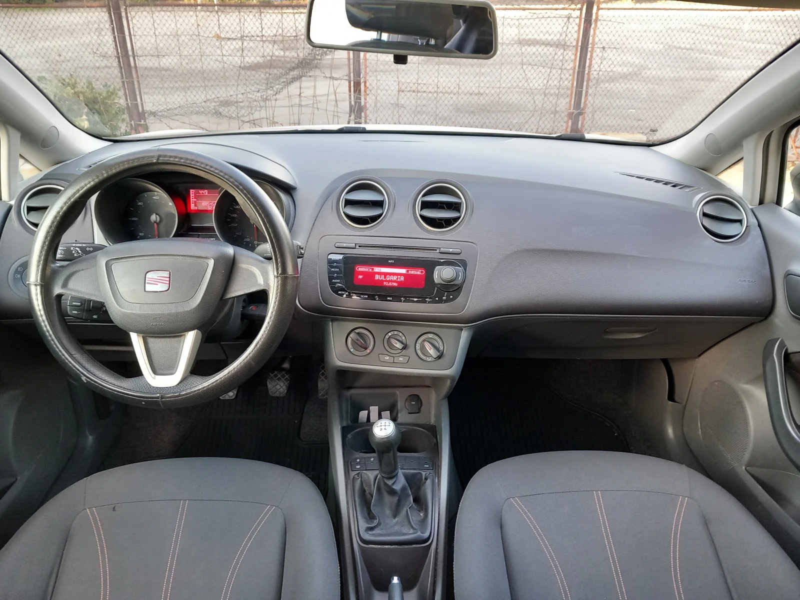 Seat Ibiza 1.6TDI 90кс климатик, снимка 14 - Автомобили и джипове - 56260540