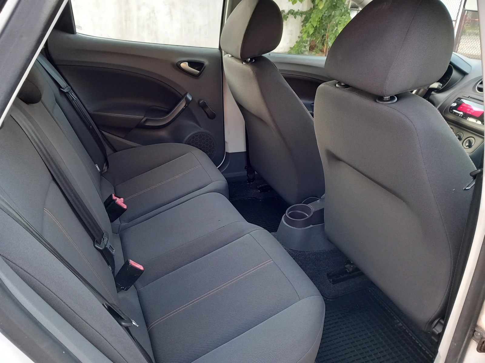 Seat Ibiza 1.6TDI 90кс климатик, снимка 12 - Автомобили и джипове - 56260540