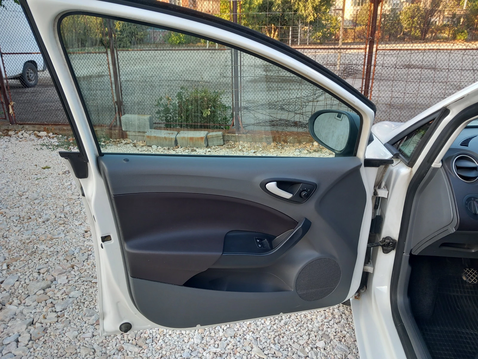 Seat Ibiza 1.6TDI 90кс климатик, снимка 13 - Автомобили и джипове - 56260540